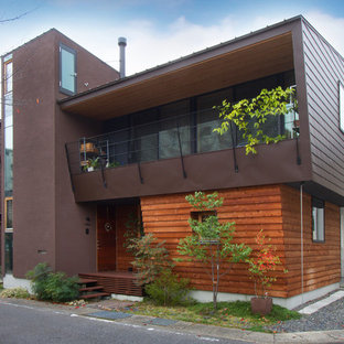 名古屋のアジアンスタイルのおしゃれな家の外観 (茶色い外壁、陸屋根) の写真