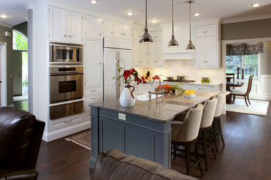 Kitchen - traditional kitchen idea in Orange County