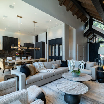 Prominent Lakeside Retreat