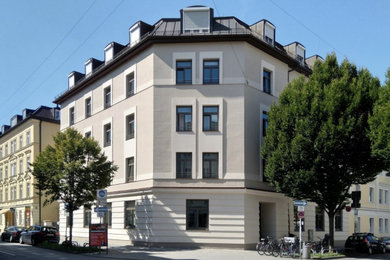 Großes Modernes Haus mit Putzfassade und beiger Fassadenfarbe in München