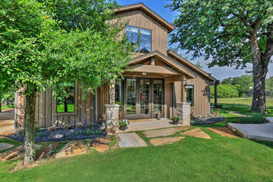 Example of a mountain style home design design in Dallas