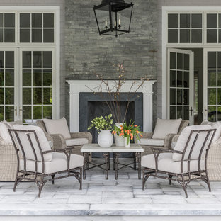 ニューヨークのビーチスタイルのおしゃれなテラス・中庭 (屋外暖炉、張り出し屋根) の写真