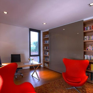 シンガポールのモダンスタイルのおしゃれなホームオフィス・仕事部屋の写真