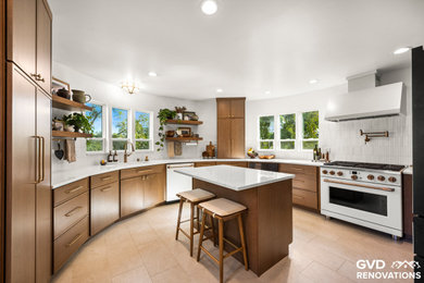 Example of a mid-sized kitchen design in Sacramento