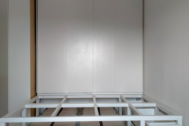 Идея дизайна: двухуровневая гостиная комната в современном стиле