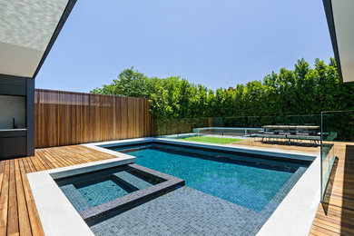 На фото: бассейн в стиле модернизм с