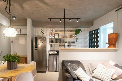 Diseño de sala de estar abierta nórdica sin chimenea con paredes azules, suelo de madera clara, televisor colgado en la pared y suelo multicolor