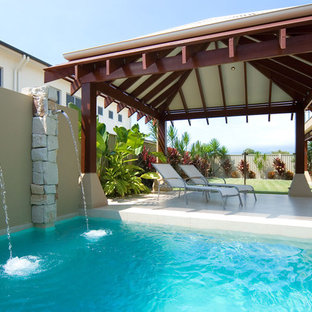 Asiatischer Pool mit Wasserspiel in Brisbane