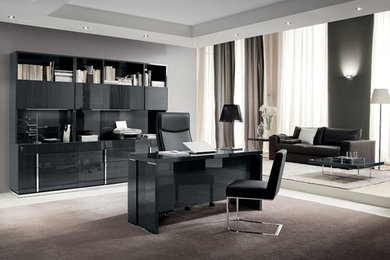 Aménagement d'un grand bureau moderne avec un mur gris, aucune cheminée, un bureau indépendant et un sol blanc.