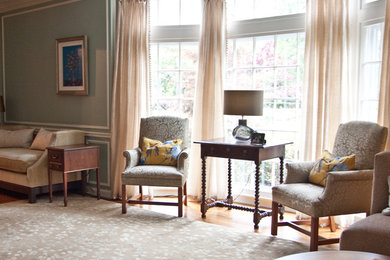 Design ideas for a traditional living room in Cleveland.