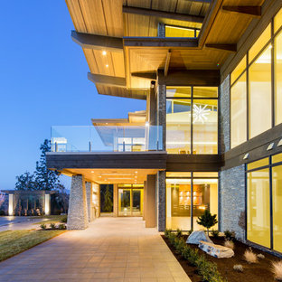 バンクーバーのコンテンポラリースタイルのおしゃれな二階建ての家 (グレーの外壁) の写真