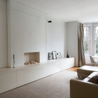 Inspiration för stora moderna allrum med öppen planlösning, med ett finrum, vita väggar, mellanmörkt trägolv, en standard öppen spis och en spiselkrans i sten