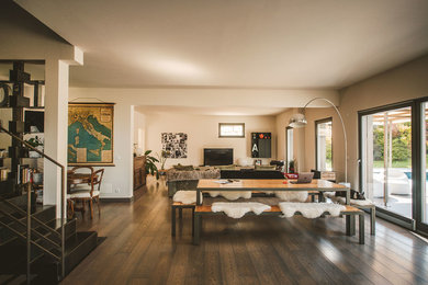 Ispirazione per un ampio soggiorno contemporaneo aperto con pareti beige, parquet chiaro, nessun camino e nessuna TV