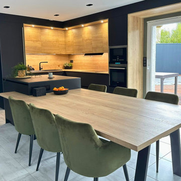 Cuisine contemporaine bois et noir — équilibre entre lignes épurées et matières