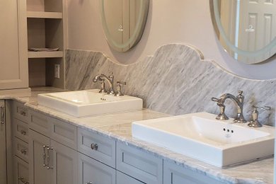 Mittelgroßes Klassisches Badezimmer En Suite mit Mineralwerkstoff-Waschtisch, Doppelwaschbecken und eingebautem Waschtisch in Raleigh
