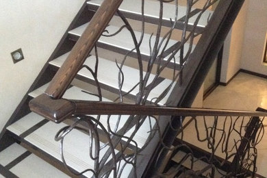 Идея дизайна: большая прямая лестница в стиле неоклассика (современная классика) с ступенями из плитки и деревянными перилами