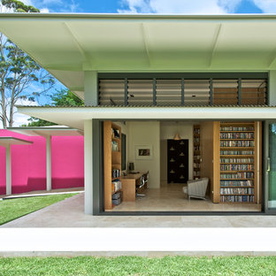 シドニーのコンテンポラリースタイルのおしゃれな家の外観 (片流れ屋根、ピンクの外壁) の写真