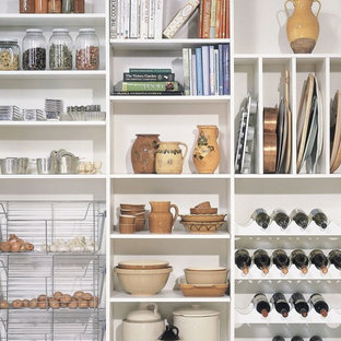 Exemple d'une arrière-cuisine linéaire chic de taille moyenne avec un placard sans porte, des portes de placard blanches, un plan de travail en béton et une crédence blanche.