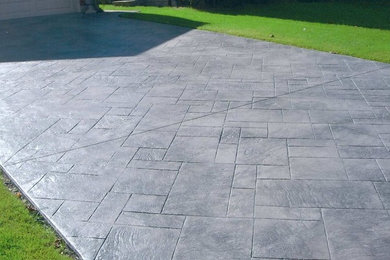 Design ideas for a large full sun front yard concrete paver driveway in Toronto.