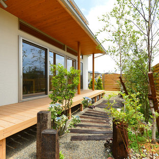 他の地域のアジアンスタイルのおしゃれな横庭 (日向、デッキ材舗装) の写真