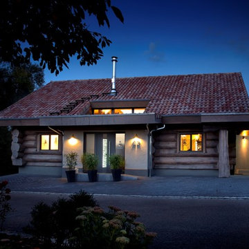 Modernes Wohnen im Naturstammhaus