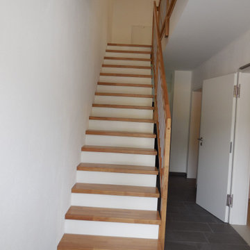 Holzbelegte Massivtreppe zu den Wohngeschossen