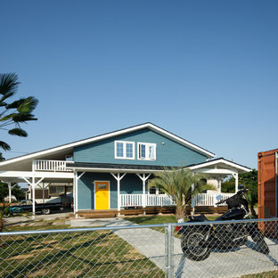 他の地域のビーチスタイルのおしゃれな家の外観 (木材サイディング、青い外壁、切妻屋根) の写真