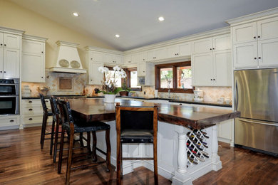 Kitchen - traditional kitchen idea in Chicago