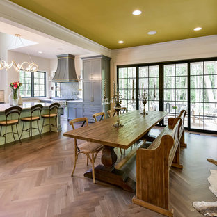 クリーブランドのカントリー風 LDKの画像 (白い壁、濃色無垢フローリング、茶色い床)