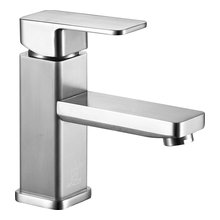 Bathtub faucet freestanding