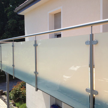 Anstellbalkon mit Holzbelag und Edelstahl-Glas-Geländer