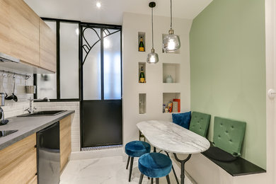 Aménagement d'une petite cuisine ouverte linéaire rétro en bois clair avec un sol en carrelage de céramique, un plan de travail gris, un évier encastré, un placard à porte plane, un plan de travail en stratifié, une crédence blanche, une crédence en carreau de porcelaine, un électroménager noir, aucun îlot et un sol blanc.