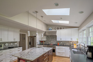 Minimalist kitchen photo in Detroit