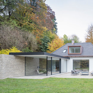 Kleines, Einstöckiges, Weißes Modernes Einfamilienhaus mit Mix-Fassade in München