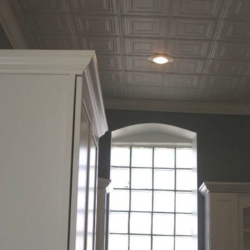 Upstairs Upscale Apartment