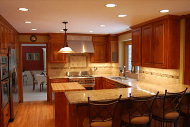 Kitchen - traditional kitchen idea in Columbus