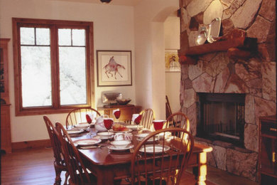 Example of a dining room design in Sacramento