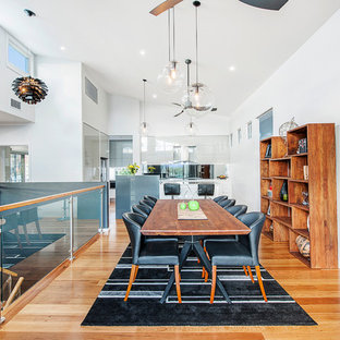 ニューカッスルのコンテンポラリースタイルのLDKの画像 (白い壁、無垢フローリング)