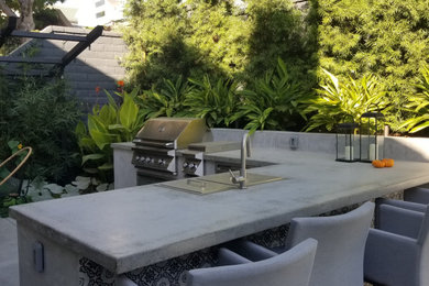 Example of a beach style home design design in Los Angeles