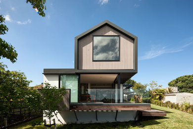 Design ideas for a contemporary split-level exterior in Auckland with a gable roof.