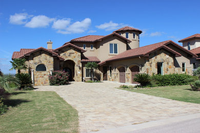 Island style home design photo in Austin
