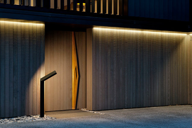Contemporary Entry by Daniel Marshall Architect