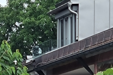 Moderner Balkon mit Glasgeländer in München
