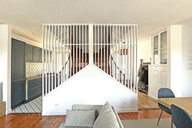 Idées déco pour une salle à manger ouverte sur le salon bord de mer de taille moyenne avec un mur bleu, parquet clair et un sol beige.