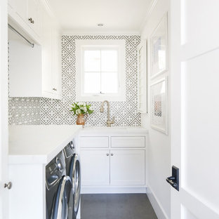 オレンジカウンティのビーチスタイルのおしゃれなランドリールームの写真