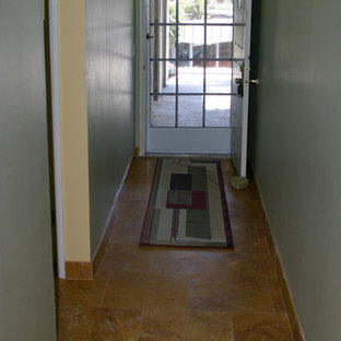 Klassisk inredning av en liten hall, med gröna väggar och travertin golv