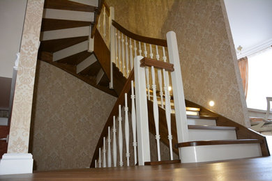 Пример оригинального дизайна: п-образная деревянная лестница среднего размера в классическом стиле с деревянными ступенями и деревянными перилами