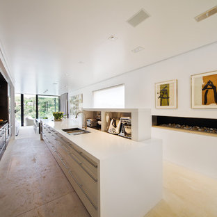 Modelo de cocina de galera, moderna, abierta, con armarios con paneles lisos