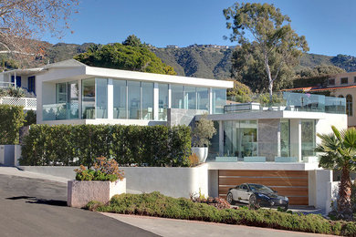 Inspiration for a modern exterior home remodel in Los Angeles