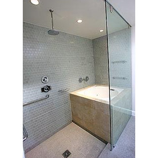 Immagine di una stanza da bagno moderna con vasca giapponese, doccia aperta, WC sospeso, piastrelle di vetro, pavimento in pietra calcarea e lavabo a bacinella